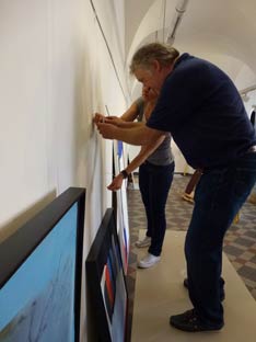 Vorbereitung der Ausstellung im Rathaus Wiesbaden 